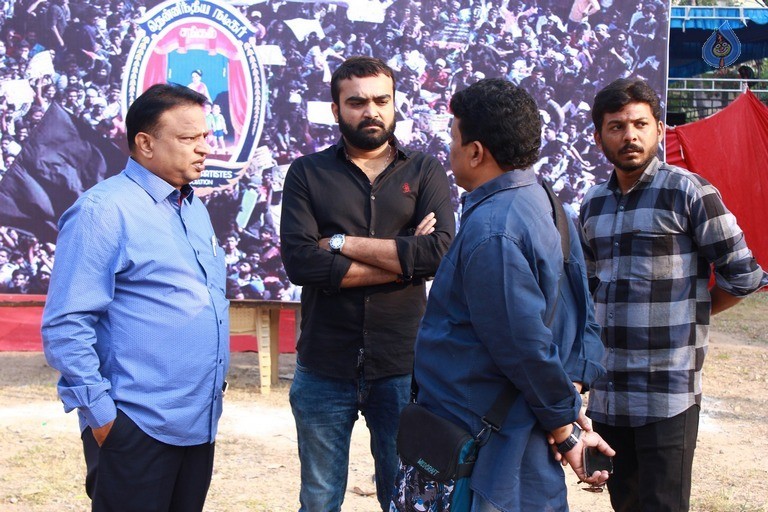 Tamil Stars at Jallikattu Hunger Strike - 47 / 51 photos