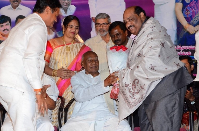 Telugu Cinema World Records Felicitation Press Meet - 36 / 42 photos