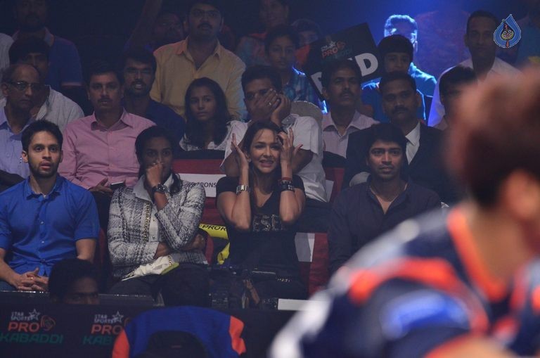 Telugu Titans Vs Bengal Warriors Kabaddi Match Photos - 62 / 78 photos