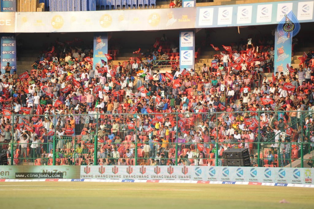 Telugu Warriors VS Bengal Tigers Match - 25 / 141 photos