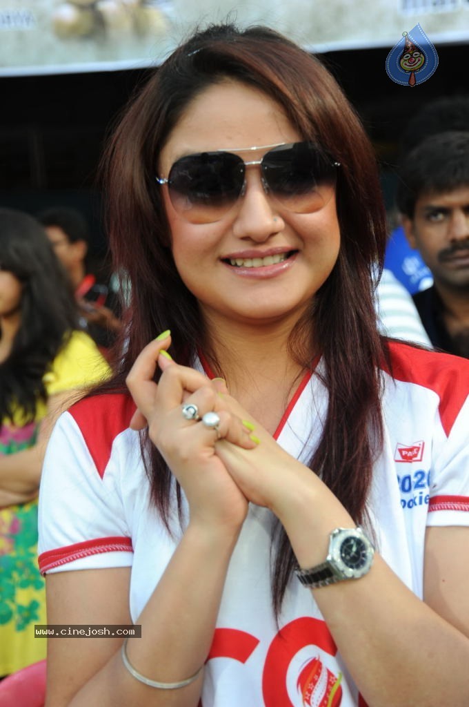 Telugu Warriors VS Bengal Tigers Match - 91 / 141 photos