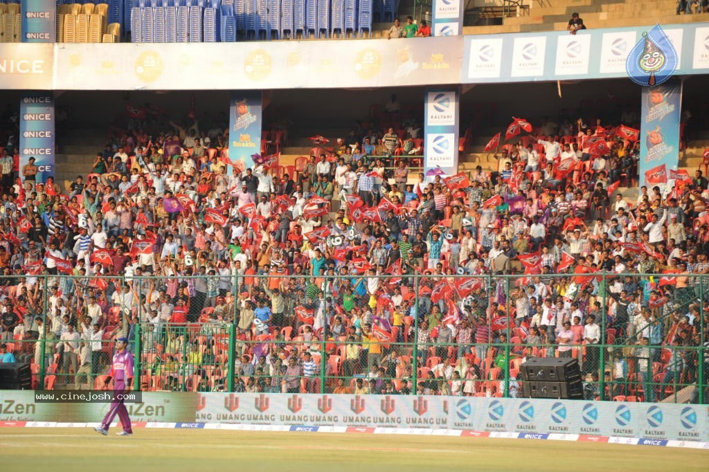 Telugu Warriors VS Bengal Tigers Match - 92 / 141 photos