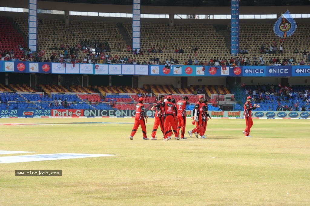 Telugu Warriors VS Bengal Tigers Match - 93 / 141 photos