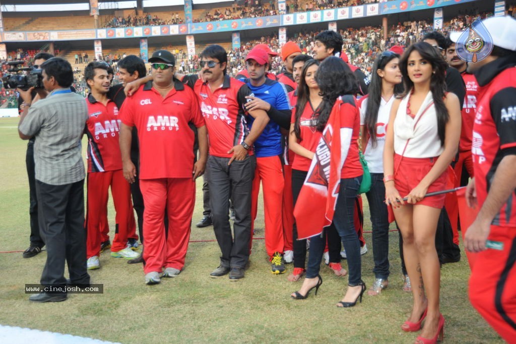 Telugu Warriors VS Bengal Tigers Match - 118 / 141 photos
