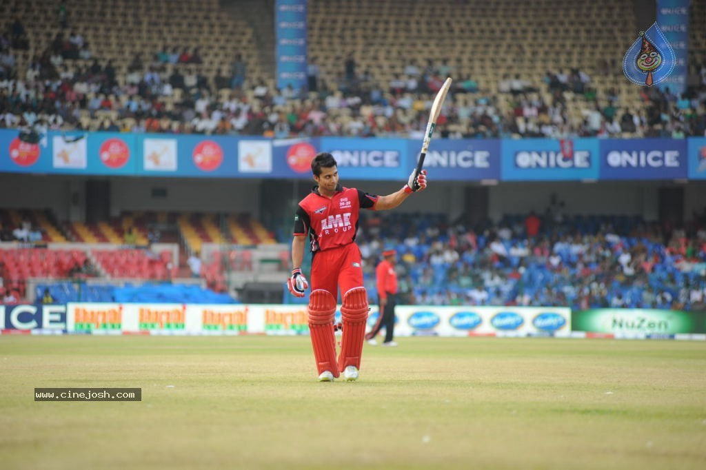 Telugu Warriors VS Bengal Tigers Match - 120 / 141 photos