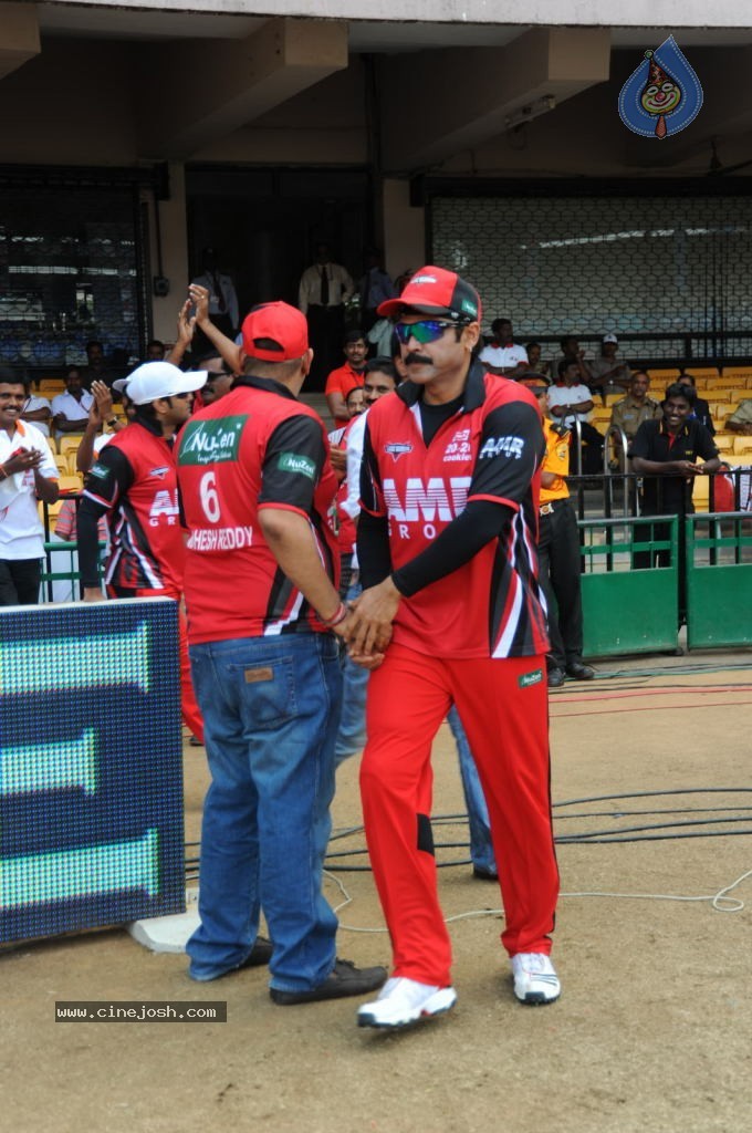 Telugu Warriors VS Bengal Tigers Match - 122 / 141 photos