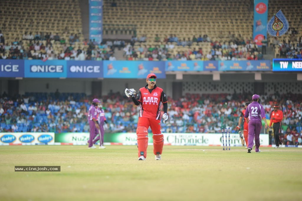 Telugu Warriors VS Bengal Tigers Match - 128 / 141 photos
