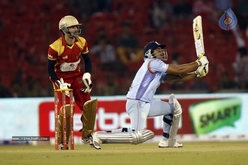 Telugu Warriors Vs Bhojpuri Dabanggs Match Photos - 7 / 77 photos