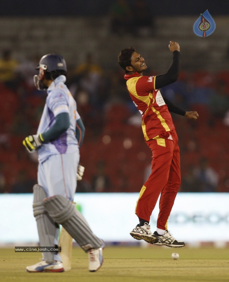 Telugu Warriors Vs Bhojpuri Dabanggs Match Photos - 8 / 77 photos
