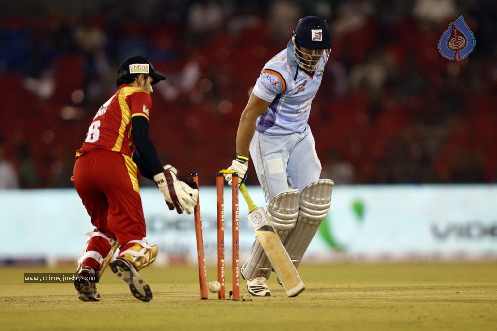 Telugu Warriors Vs Bhojpuri Dabanggs Match Photos - 9 / 77 photos