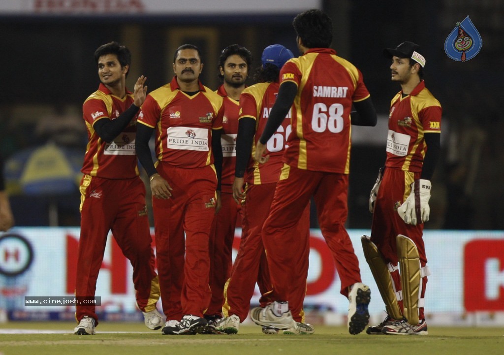 Telugu Warriors Vs Bhojpuri Dabanggs Match Photos - 15 / 77 photos