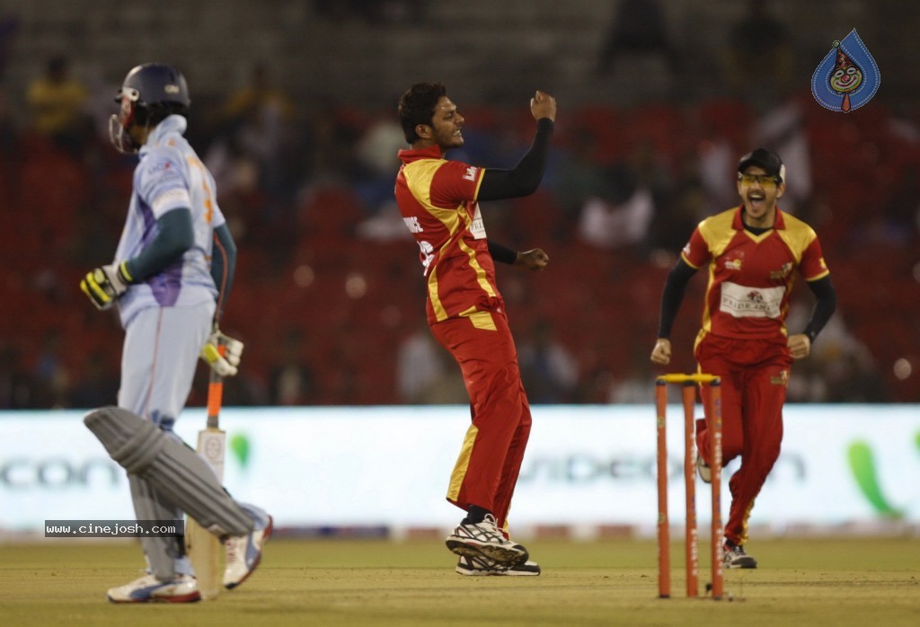 Telugu Warriors Vs Bhojpuri Dabanggs Match Photos - 17 / 77 photos