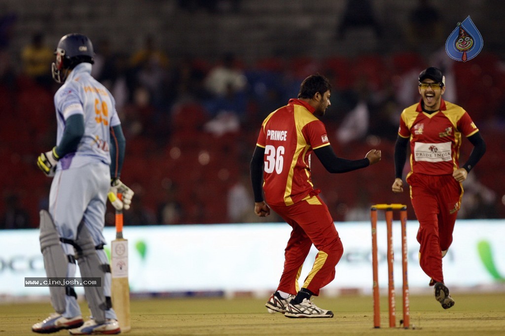 Telugu Warriors Vs Bhojpuri Dabanggs Match Photos - 21 / 77 photos