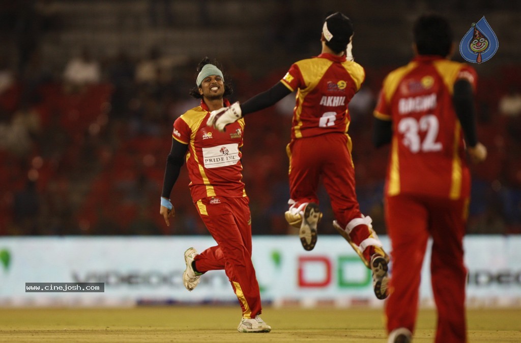 Telugu Warriors Vs Bhojpuri Dabanggs Match Photos - 29 / 77 photos
