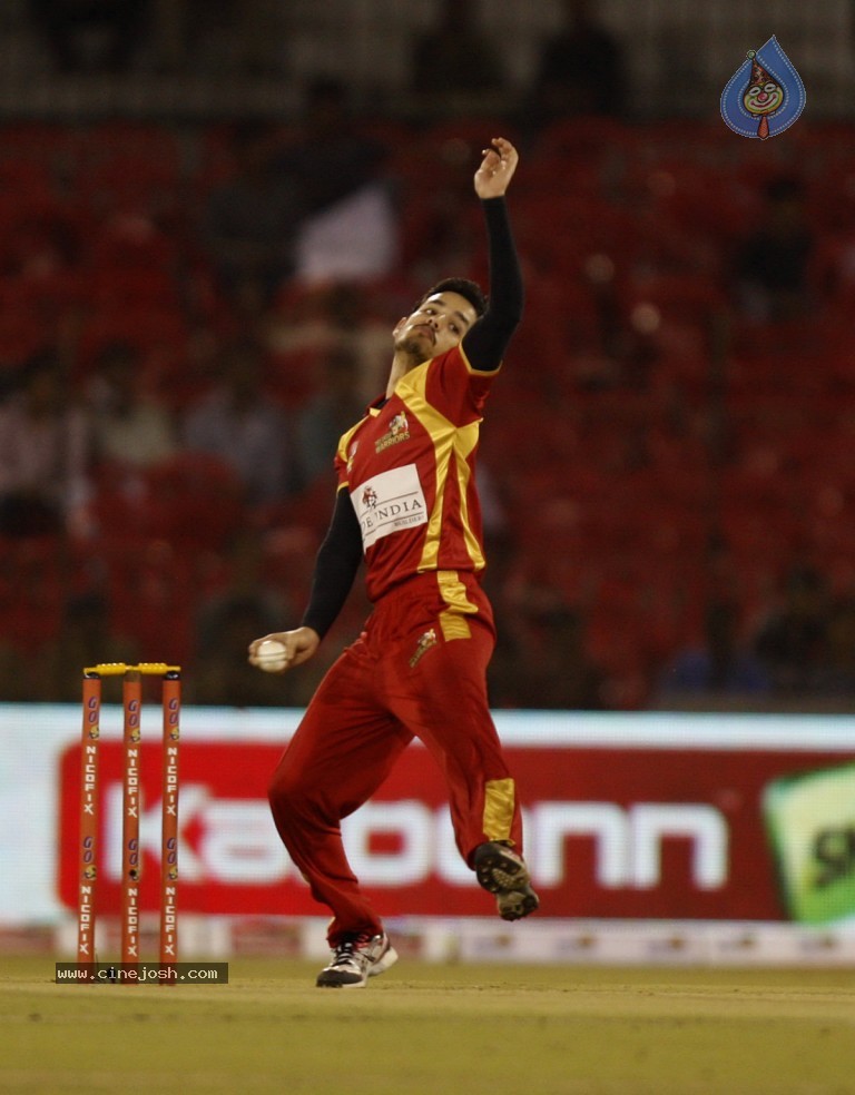 Telugu Warriors Vs Bhojpuri Dabanggs Match Photos - 33 / 77 photos