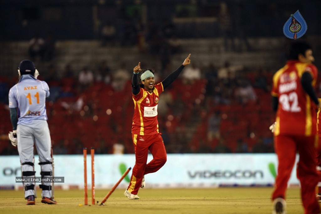Telugu Warriors Vs Bhojpuri Dabanggs Match Photos - 37 / 77 photos
