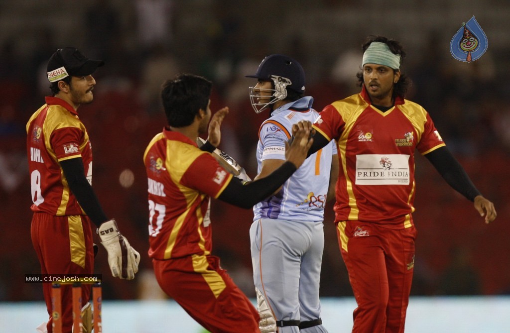 Telugu Warriors Vs Bhojpuri Dabanggs Match Photos - 43 / 77 photos