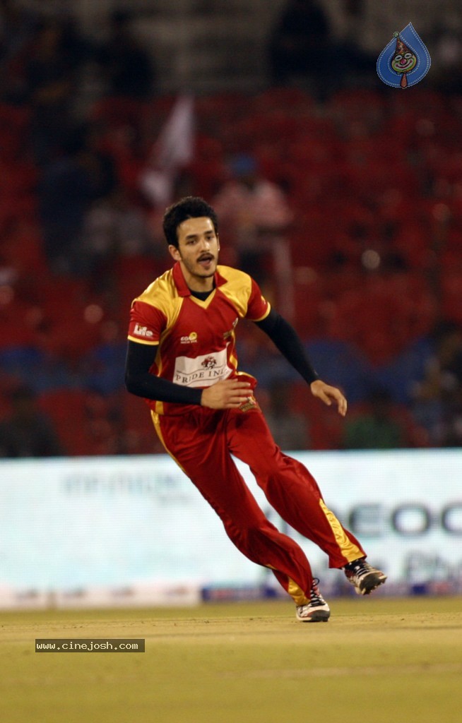Telugu Warriors Vs Bhojpuri Dabanggs Match Photos - 44 / 77 photos