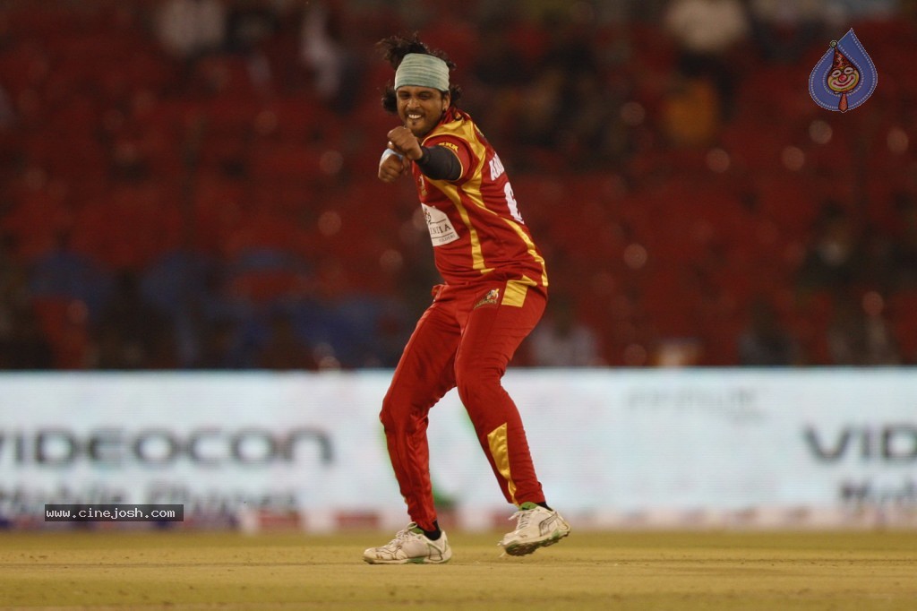 Telugu Warriors Vs Bhojpuri Dabanggs Match Photos - 49 / 77 photos