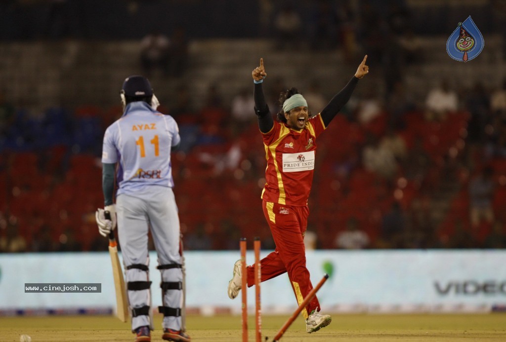 Telugu Warriors Vs Bhojpuri Dabanggs Match Photos - 51 / 77 photos