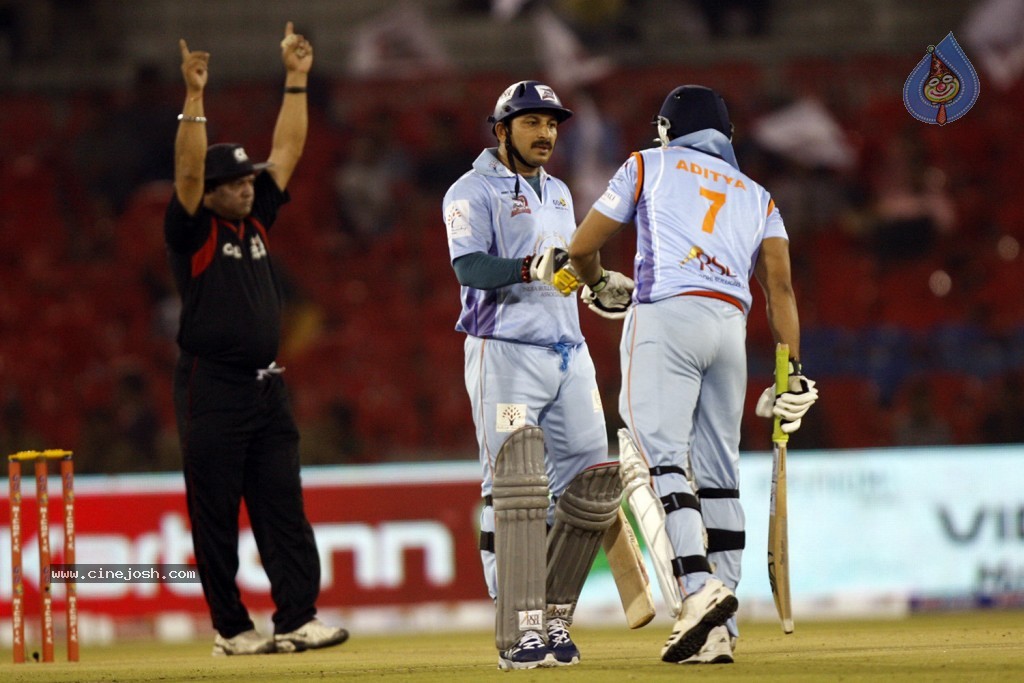 Telugu Warriors Vs Bhojpuri Dabanggs Match Photos - 58 / 77 photos