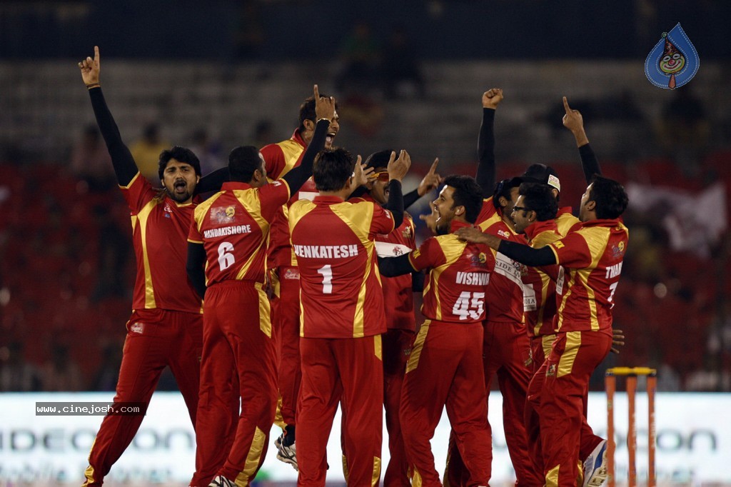 Telugu Warriors Vs Bhojpuri Dabanggs Match Photos - 59 / 77 photos