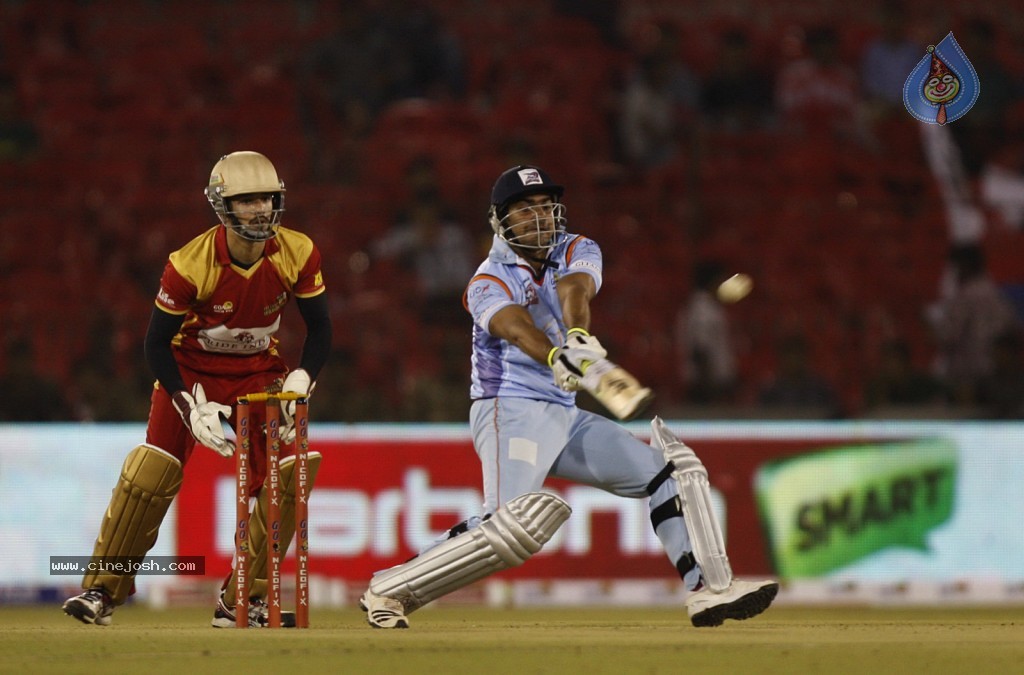 Telugu Warriors Vs Bhojpuri Dabanggs Match Photos - 62 / 77 photos
