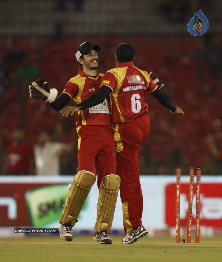 Telugu Warriors Vs Bhojpuri Dabanggs Match Photos - 64 / 77 photos