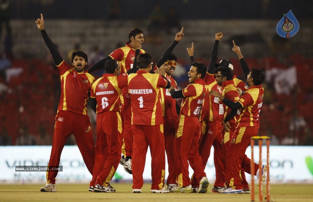 Telugu Warriors Vs Bhojpuri Dabanggs Match Photos - 72 / 77 photos