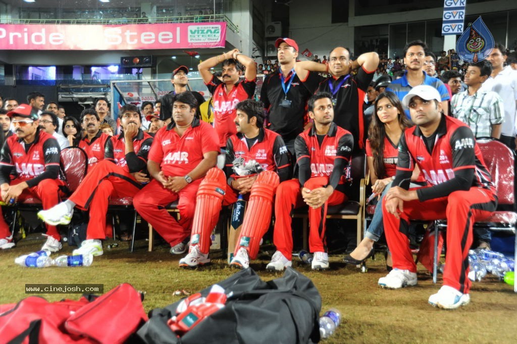 Telugu Warriors VS Chennai Rhinos Match Photos - 67 / 86 photos