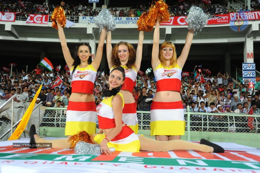 Telugu Warriors VS Chennai Rhinos Match Photos - 70 / 86 photos