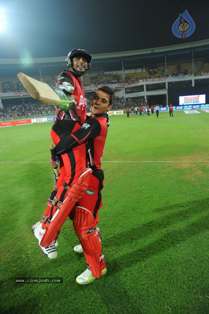 Telugu Warriors VS Chennai Rhinos Match Photos - 71 / 86 photos