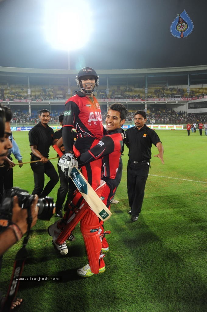 Telugu Warriors VS Chennai Rhinos Match Photos - 74 / 86 photos
