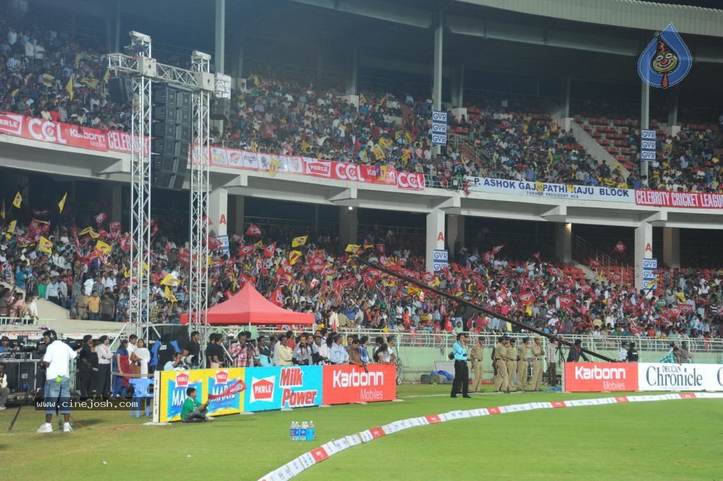 Telugu Warriors VS Chennai Rhinos Match Photos - 78 / 86 photos