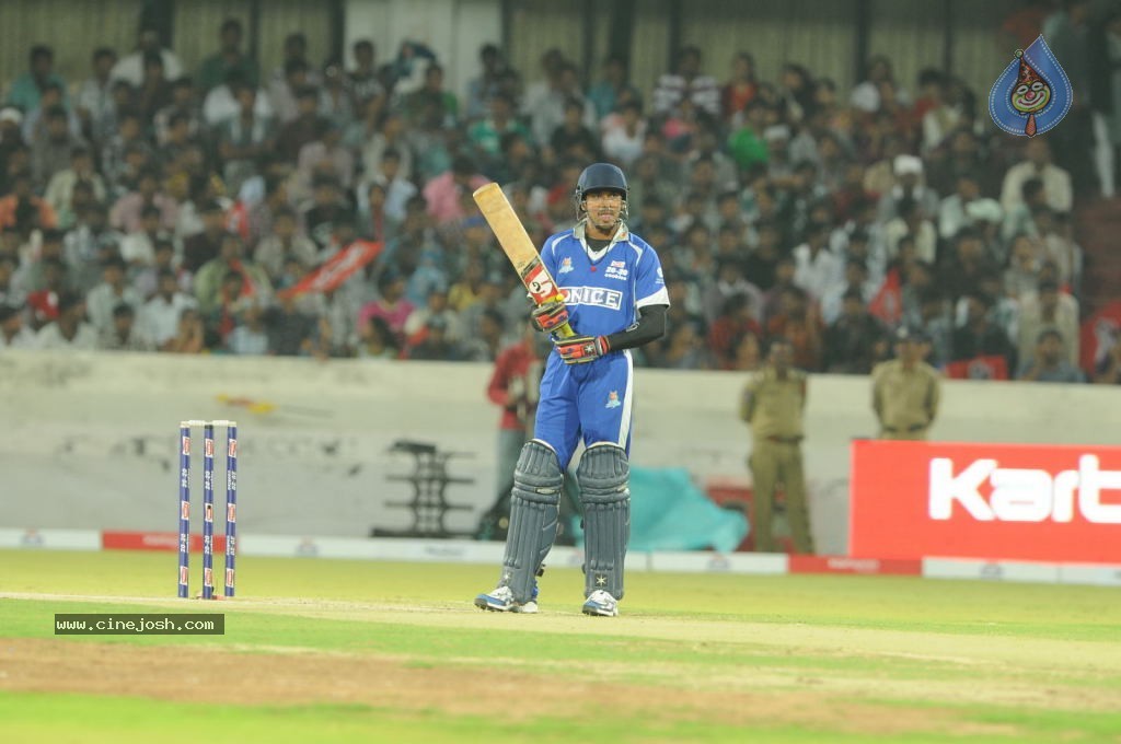 Telugu Warriors Vs Karnataka Bulldozers Match Photos 01 - 5 / 86 photos