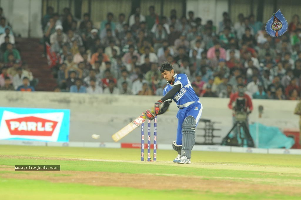 Telugu Warriors Vs Karnataka Bulldozers Match Photos 01 - 35 / 86 photos