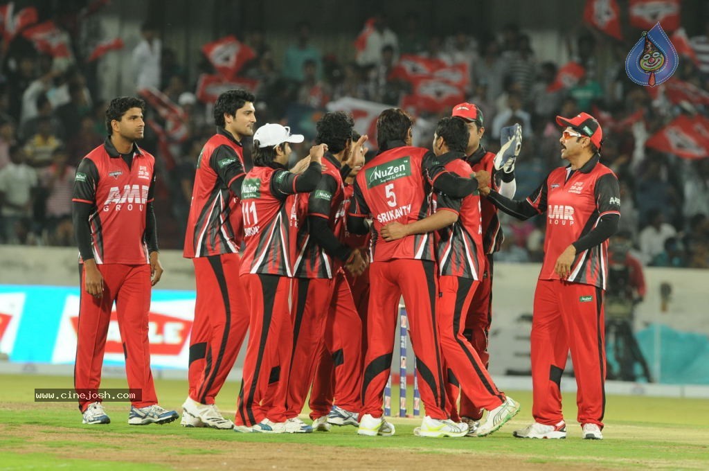 Telugu Warriors Vs Karnataka Bulldozers Match Photos 01 - 40 / 86 photos