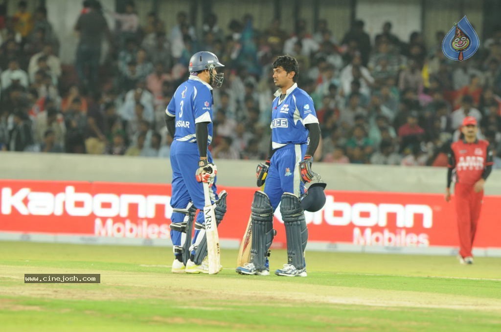 Telugu Warriors Vs Karnataka Bulldozers Match Photos 01 - 43 / 86 photos