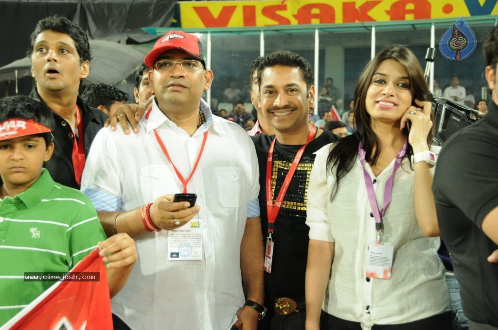 Telugu Warriors Vs Karnataka Bulldozers Match Photos 01 - 70 / 86 photos