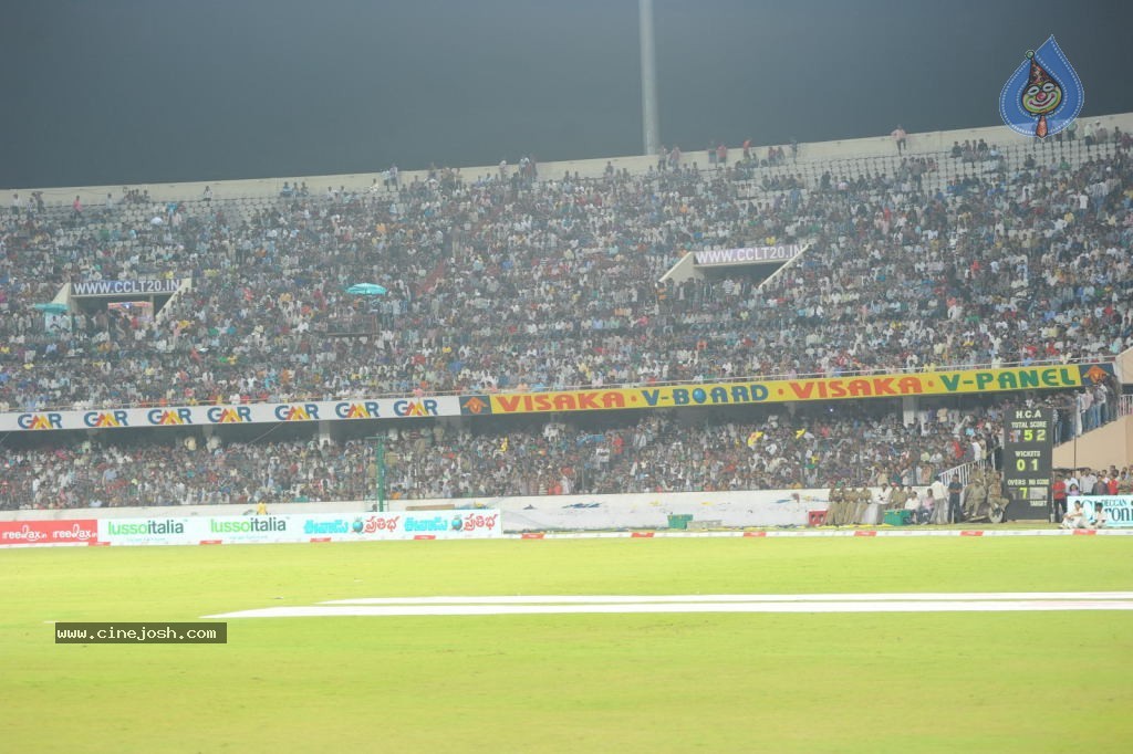 Telugu Warriors Vs Karnataka Bulldozers Match Photos 02 - 20 / 70 photos