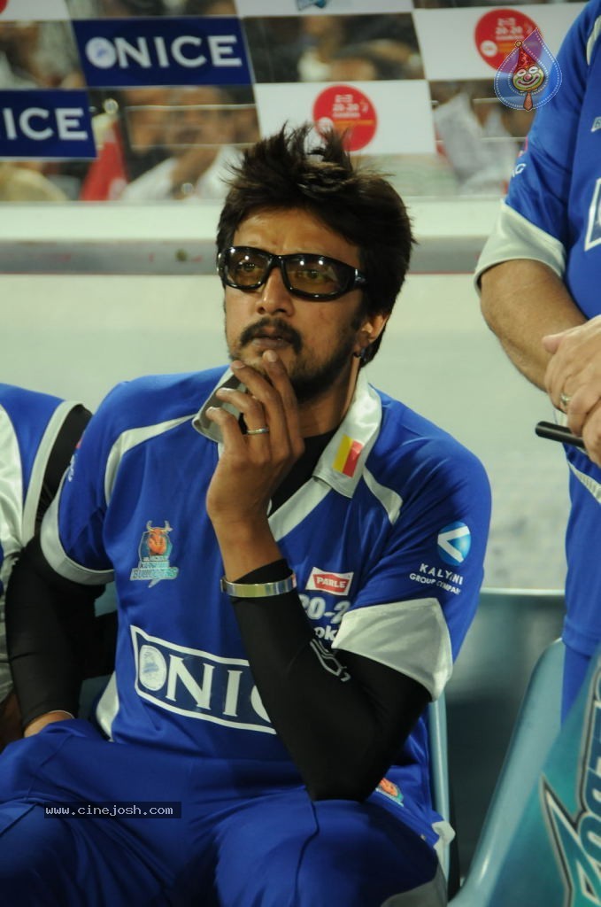 Telugu Warriors Vs Karnataka Bulldozers Match Photos 02 - 26 / 70 photos
