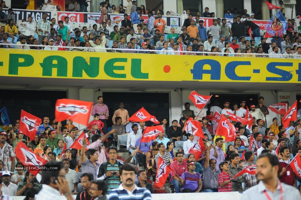 Telugu Warriors Vs Karnataka Bulldozers Match Photos 02 - 33 / 70 photos