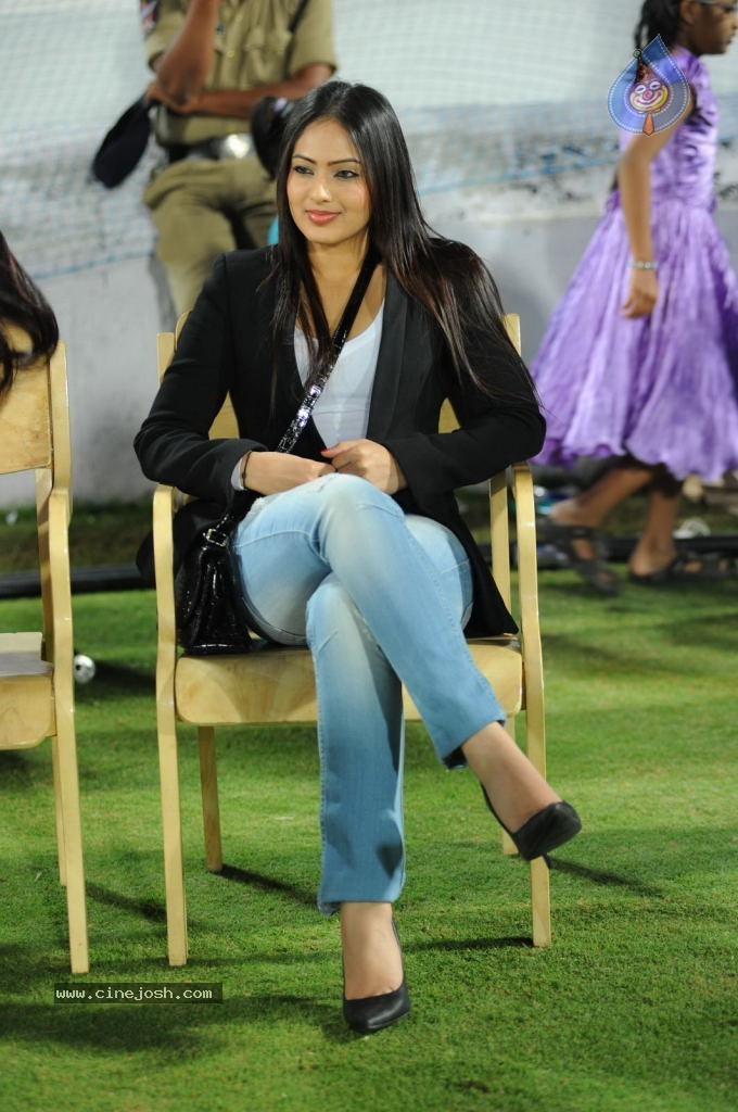Telugu Warriors Vs Karnataka Bulldozers Match Photos 02 - 36 / 70 photos