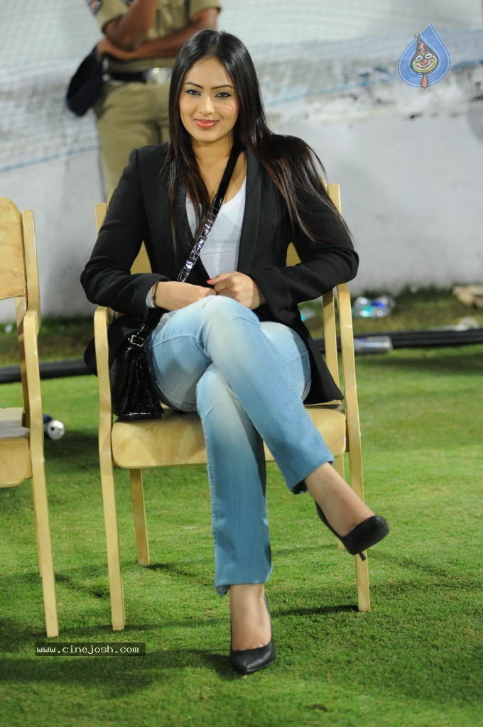 Telugu Warriors Vs Karnataka Bulldozers Match Photos 02 - 45 / 70 photos