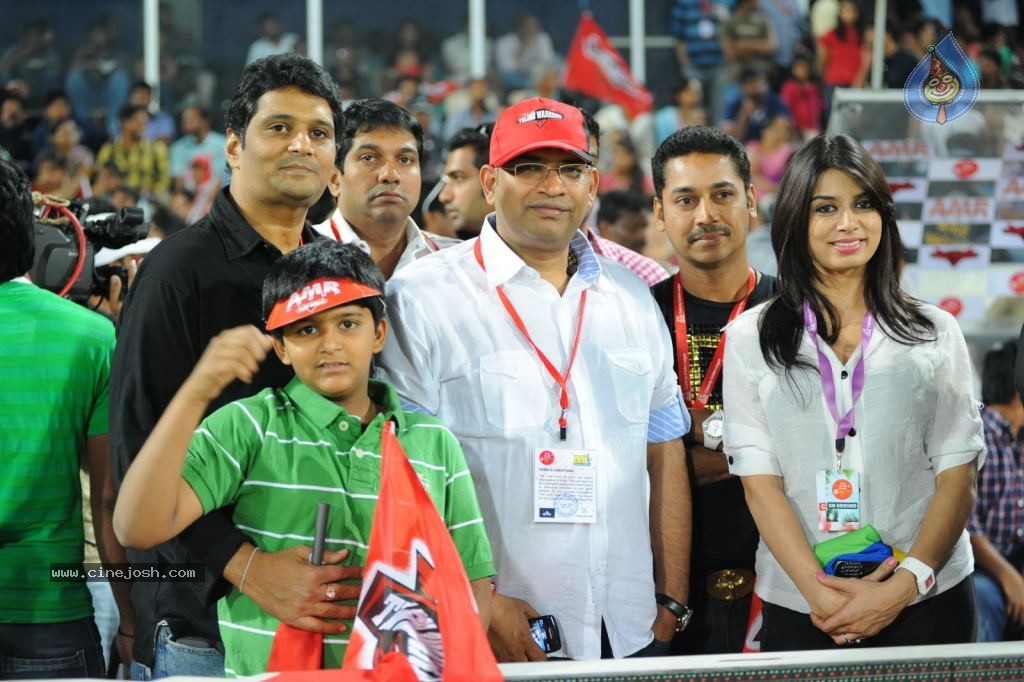 Telugu Warriors Vs Karnataka Bulldozers Match Photos 02 - 47 / 70 photos