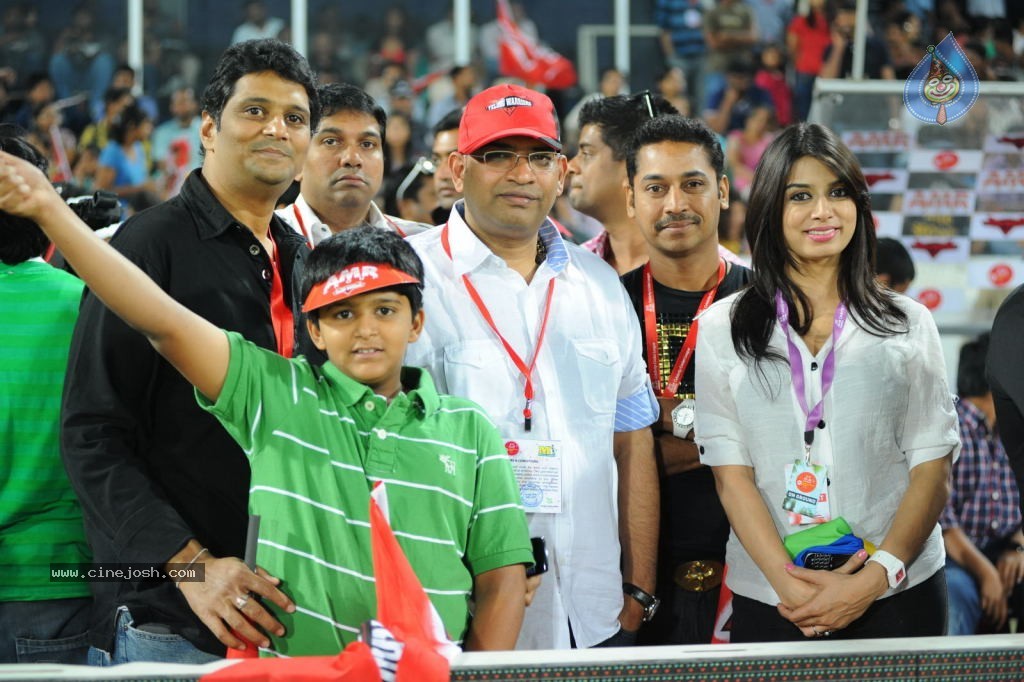 Telugu Warriors Vs Karnataka Bulldozers Match Photos 02 - 49 / 70 photos