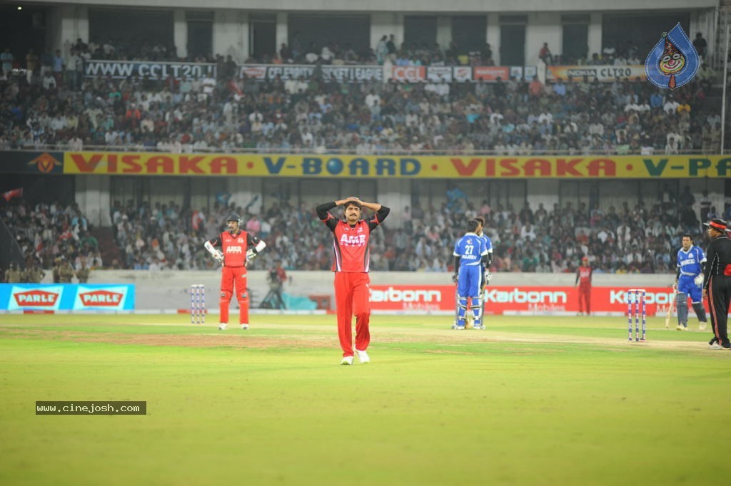 Telugu Warriors Vs Karnataka Bulldozers Match Photos 02 - 50 / 70 photos