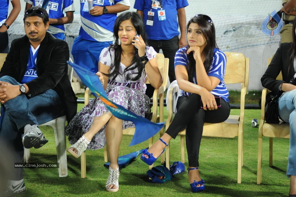 Telugu Warriors Vs Karnataka Bulldozers Match Photos 02 - 64 / 70 photos