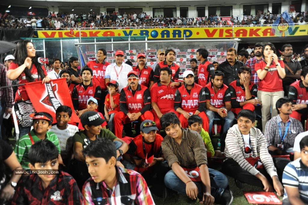 Telugu Warriors Vs Karnataka Bulldozers Match Photos 03 - 27 / 84 photos