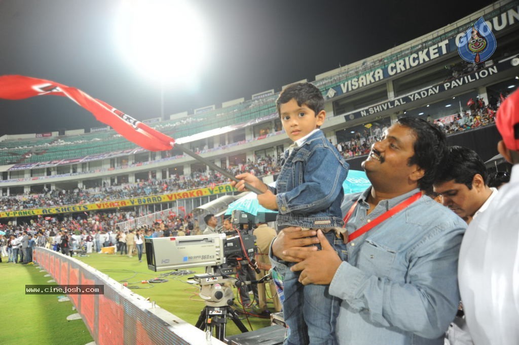 Telugu Warriors Vs Karnataka Bulldozers Match Photos 03 - 37 / 84 photos